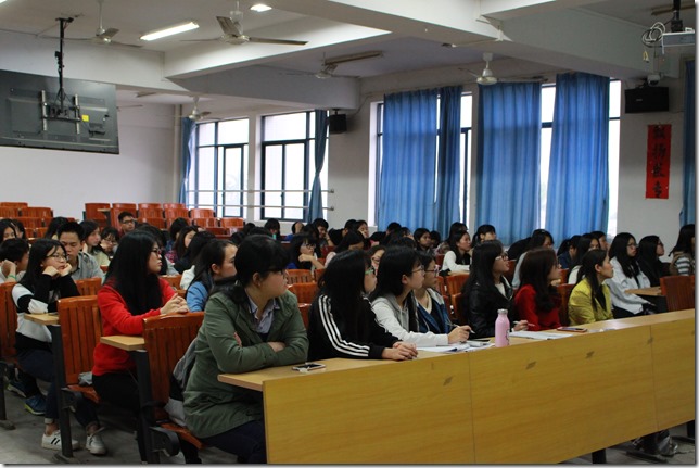 图四:学生认真听讲座 图四:学生认真听讲座