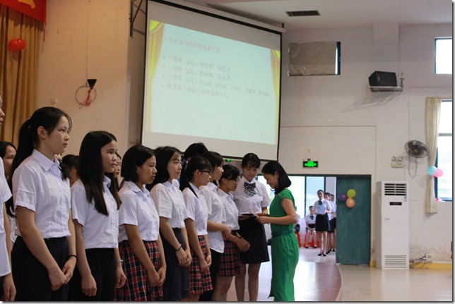 图2 刘燕主任为获奖学生颁奖 图2 刘燕主任为获奖学生颁奖