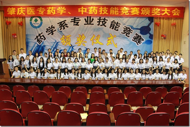 图4师生合影 图4师生合影