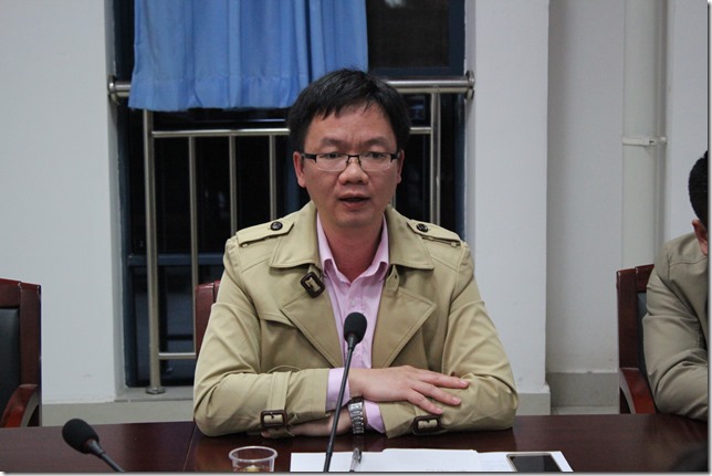 谭雄斯主任主持座谈会 谭雄斯主任主持座谈会