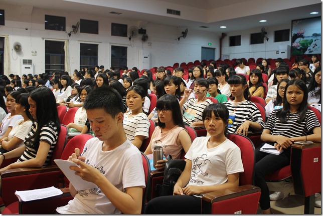 学术厅内学生认真做笔记 学术厅内学生认真做笔记